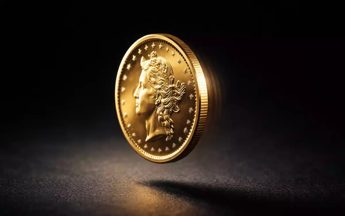 Moneda en el aire durante un lanzamiento con fondo oscuro