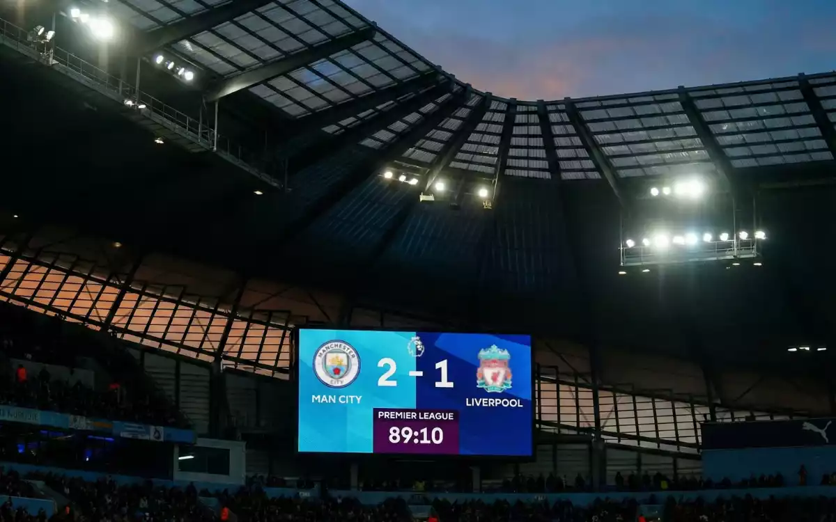 Marcador de estadio mostrando resultado de partido de f&uacute;tbol