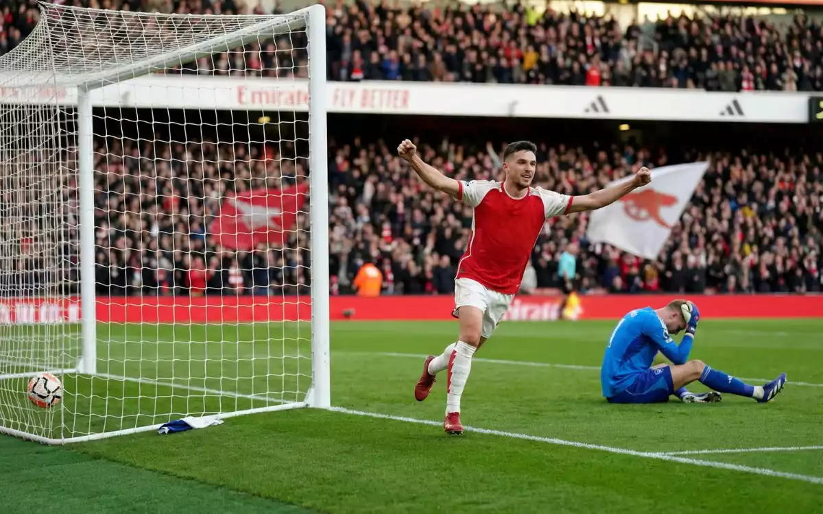 Celebración de gol en partido de fútbol con portero derrotado