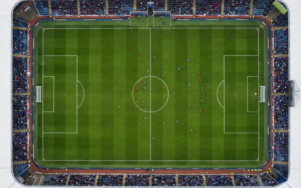 Vista a&eacute;rea de un campo de f&uacute;tbol con jugadores en formaci&oacute;n t&aacute;ctica